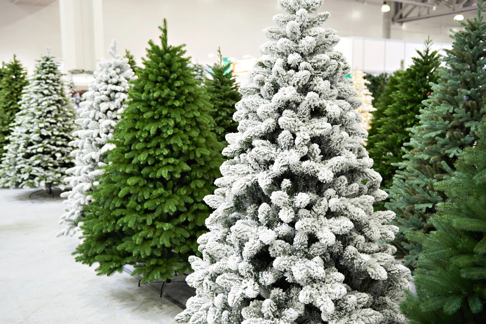 Künstlihce Weihnachtsbäume gibt es mittlerweile in einer sehr großen Vielfält, in verschiedenen Formen, Stilen und Qualitäten.